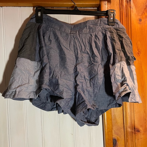 Shorts - Picture 2 of 3